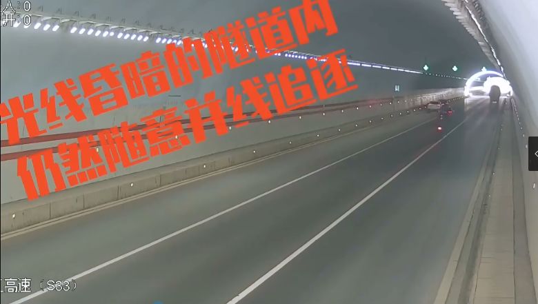 60秒视频!云南两小哥高速上飚摩托,被撞瞬间太