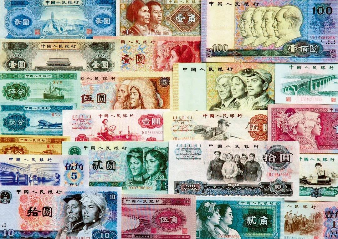 素描大图"(2011年周令钊和陈若菊在北京印钞厂看当年的人民币设计图)
