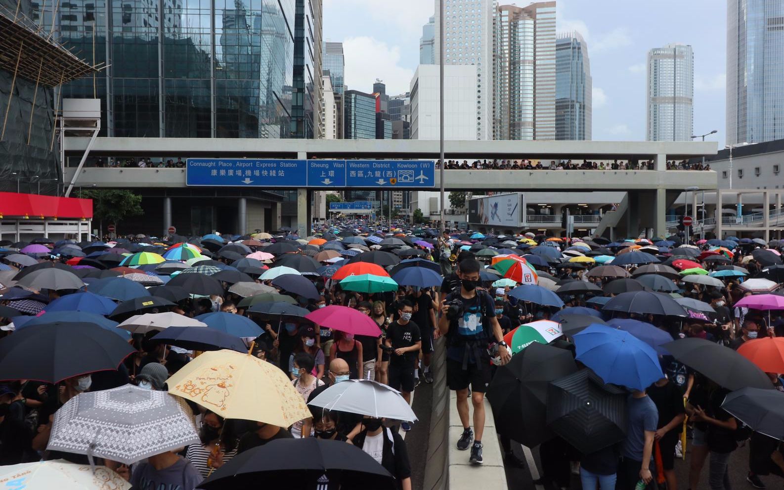 香港多处现非法集会：示威者拆卸栏杆，港铁关闭部分站点