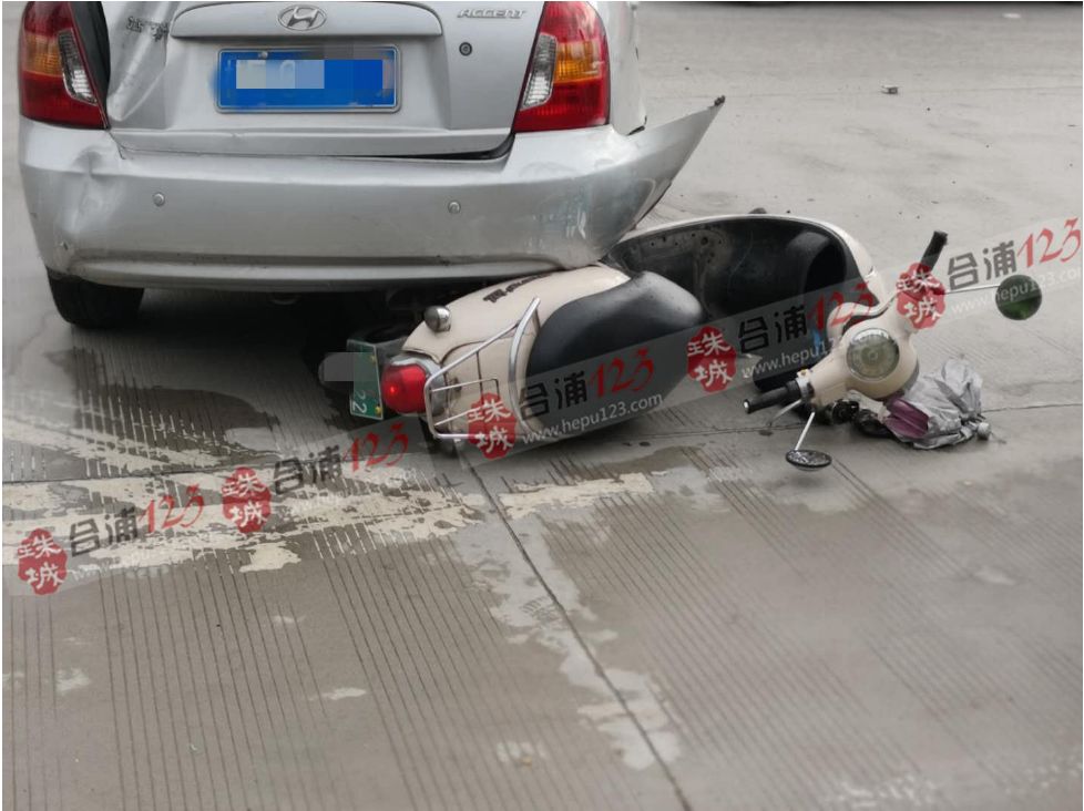 然后撞向了道路对面一辆正在正常行驶的电动车,道路的护栏被撞的散落