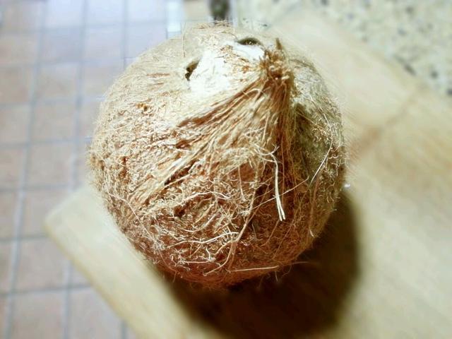 这是1个椰子被完全榨干只剩毛壳的过程：自制椰蓉椰浆椰油