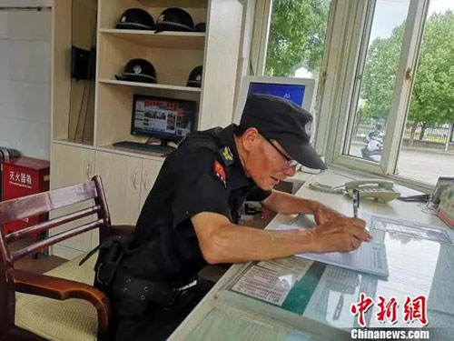 江苏徐州56岁的幼儿园保安大叔马杰弹钢琴的视频在网上走红.