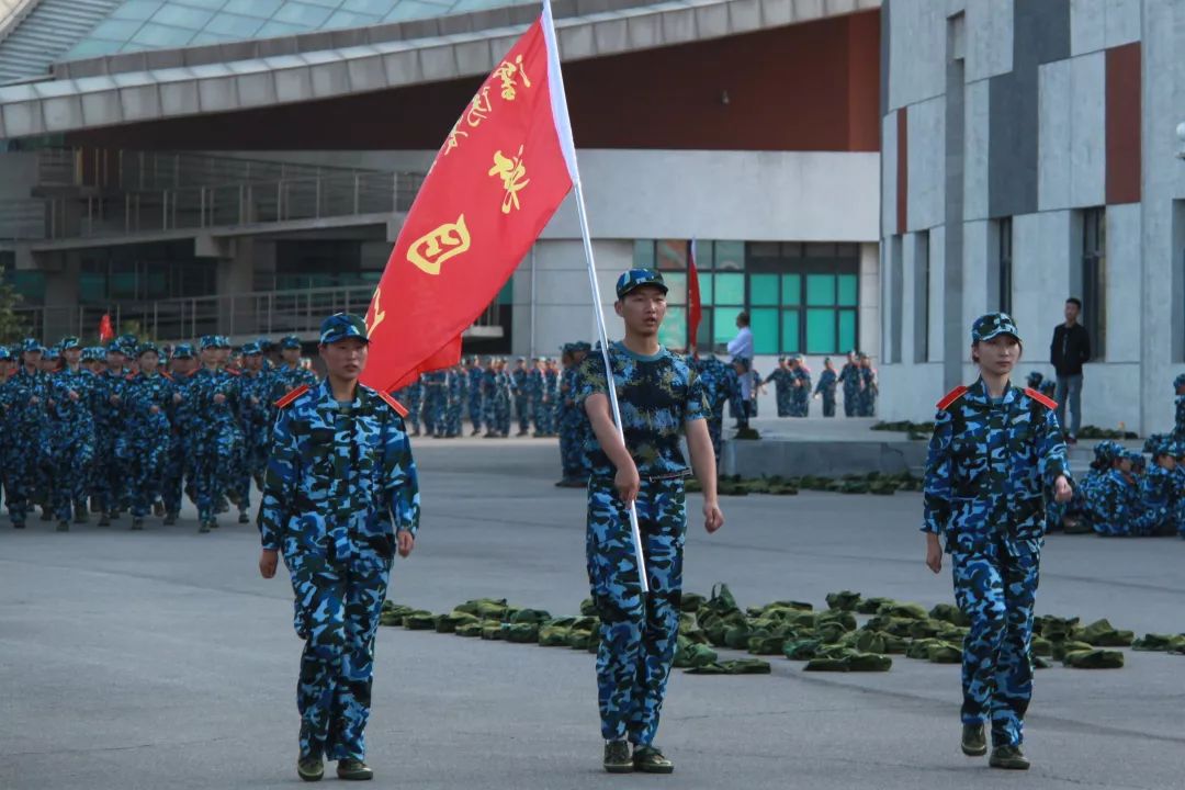 半岛真人潮流穿搭 新生必备穿搭指南(图1)