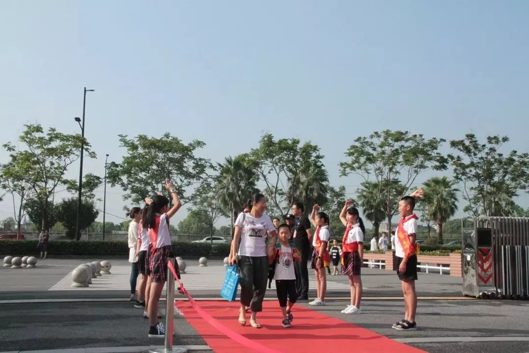 今天早上,桐乡市实验小学教育集团春晖小学迎来了一群活泼可爱的一