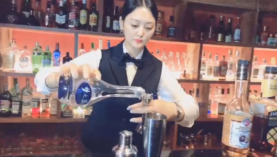 蓝"中国白酒鸡尾酒世界杯赛中,就涌现了一大批美女调酒师~新奇的搭配