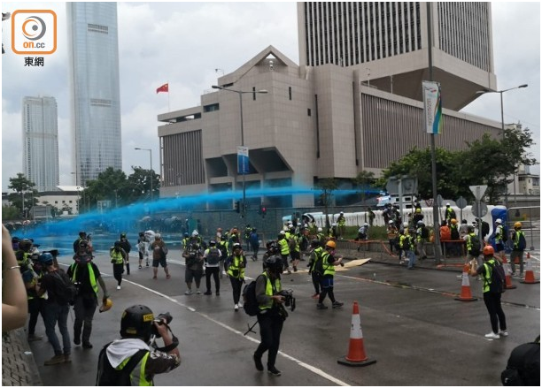 刚刚，港警在政府总部门前发射蓝色水炮，驱散暴徒！
