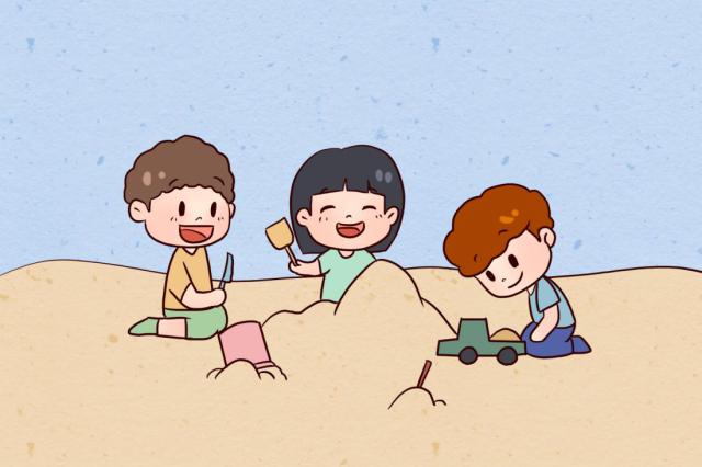 老师也会经常组织孩子一起坐地上玩沙子,虽然弄得满身尘土,可小朋友们