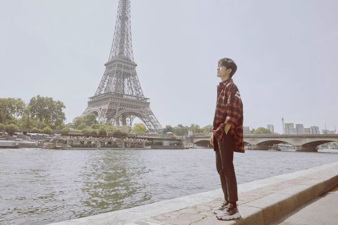 一眼万年!易烊千玺巴黎之旅写真,在埃菲尔铁塔旁惬意放空,好浪漫