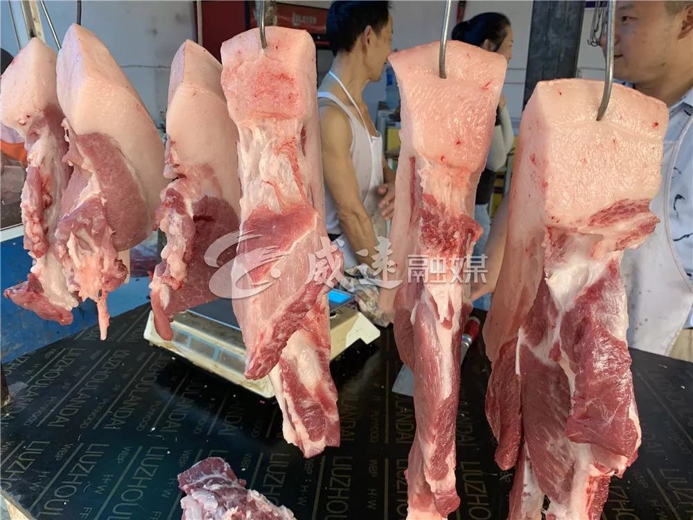 以前18-19元,涨幅达9-10元/斤猪肉24-26元/斤,以前12-13元/斤,涨幅达