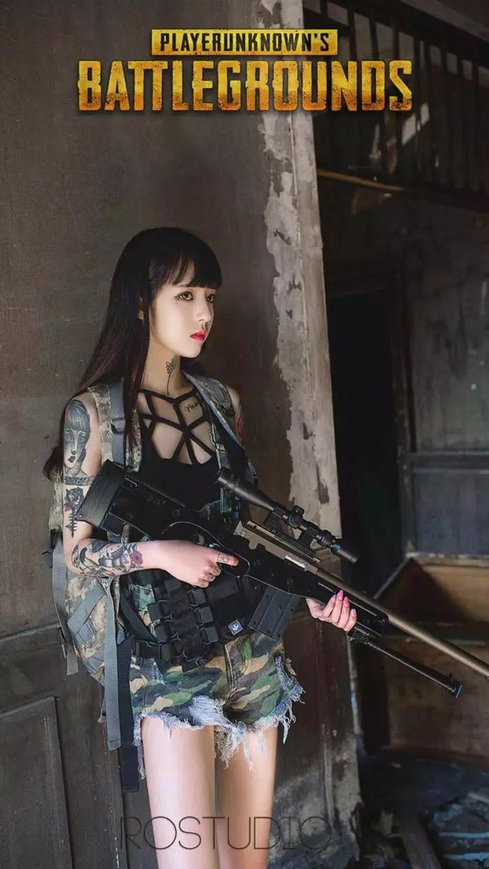 街拍:性感小姐姐真人版吃鸡,换装后腿上纹身让人目不转睛!