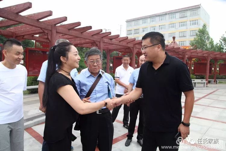 延安任氏宗亲会会长任保留向李书记介绍中华任氏宗亲会会长任向梅先生