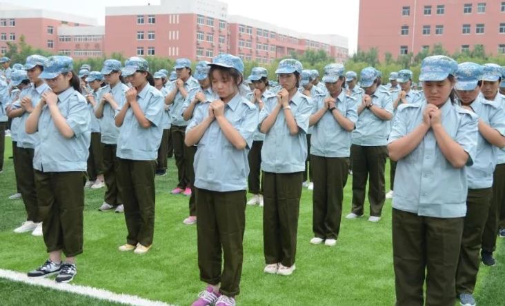 【国防教育】泰安英雄山中学举行2019级新生举行军训闭营暨汇报表演