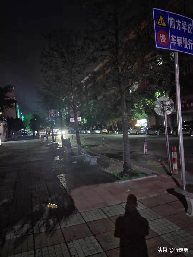 夜未央,人未眠,烧烤摊上彻夜谈.