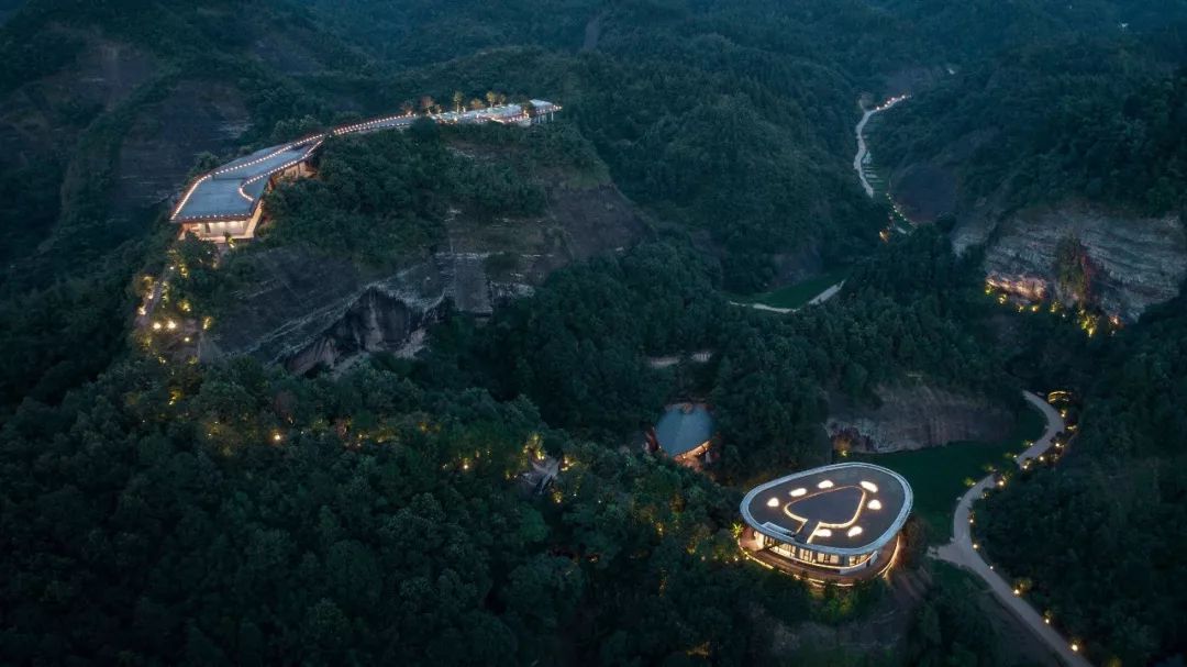 群山之巅:自在平江野奢酒店