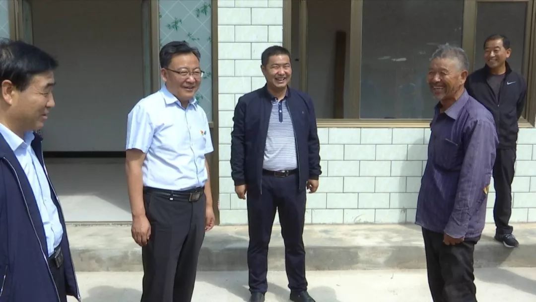 会后,魏列海一行还入户走访了两户已经搬迁入住的群众,实地查看了房屋