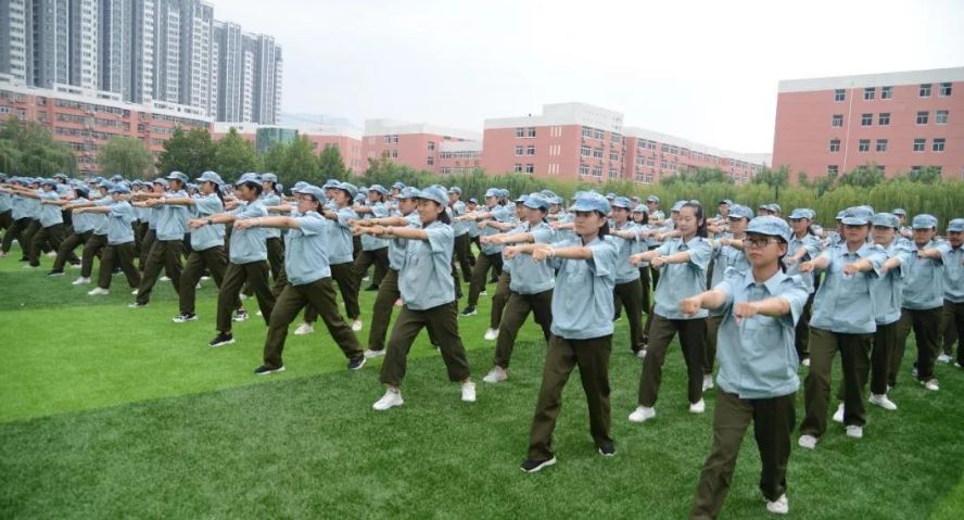 【国防教育】泰安英雄山中学举行2019级新生举行军训闭营暨汇报表演