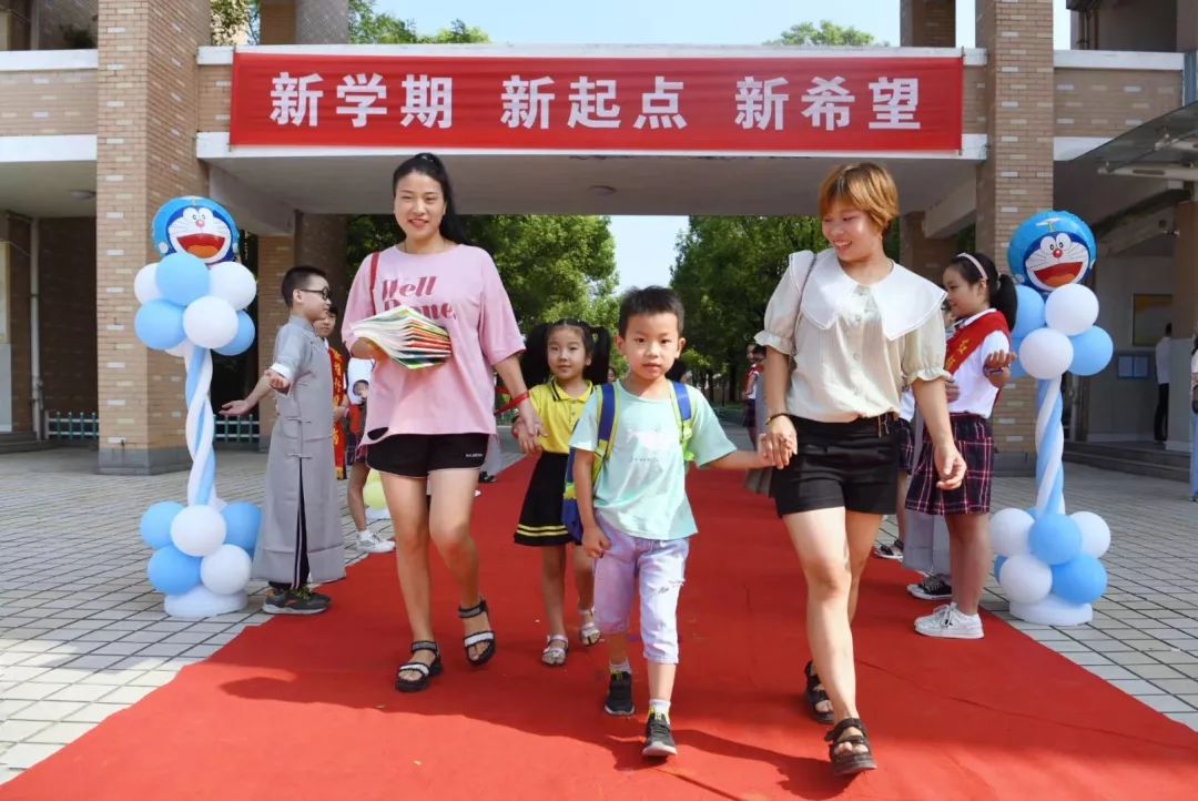 还有其他学校的新生 也迎来了开学季 桐乡市茅盾中学 茅盾中学的学生