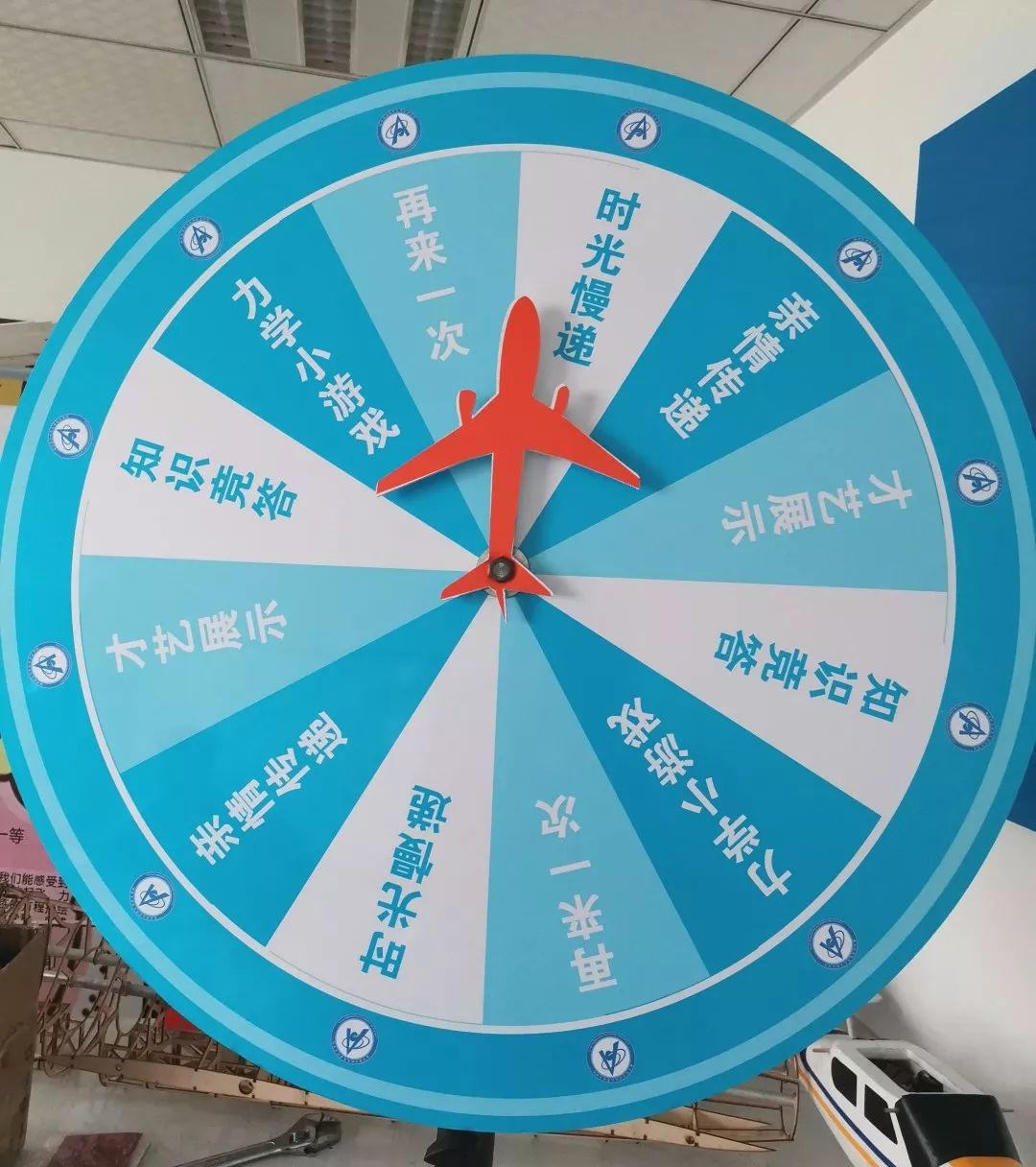 亲情传递家长和学生在明信片上写上对彼此最想说的话,大一寒假时家长