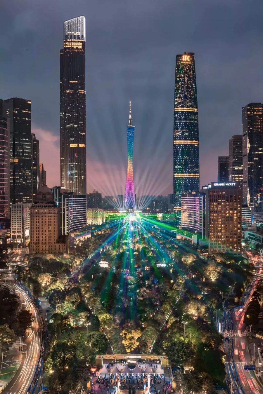 广州塔是广州地标性建筑,素有 "小蛮腰"之称.