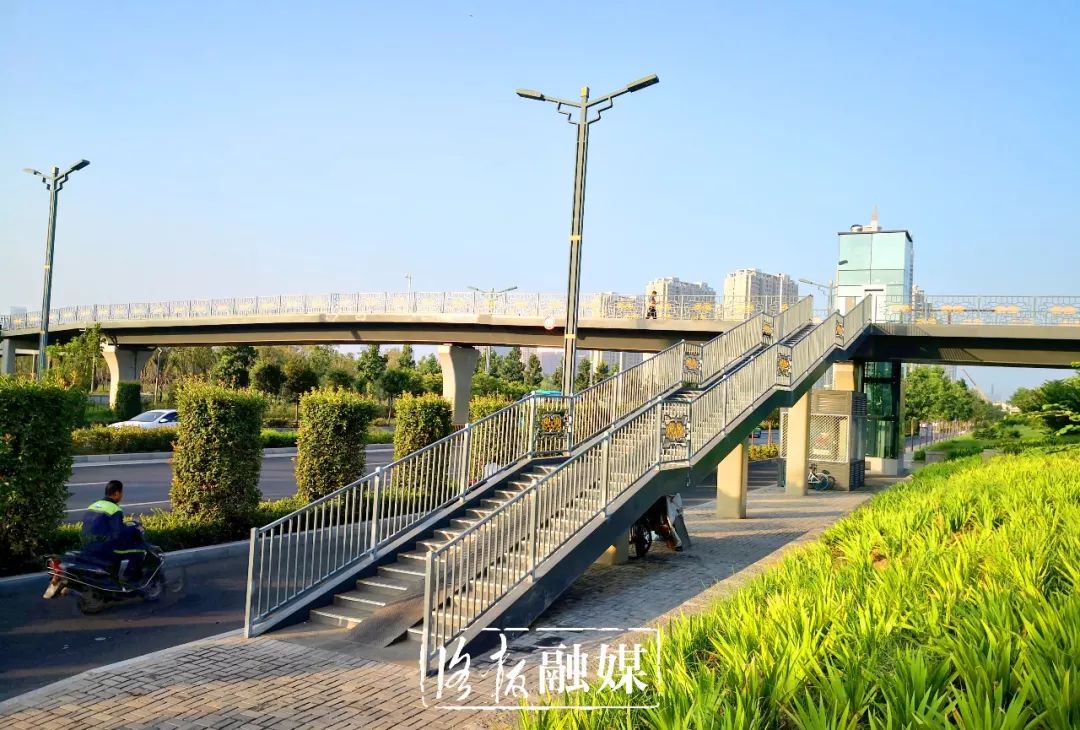 28日早刚完成吊装的东方今典过街天桥就是其中之一.