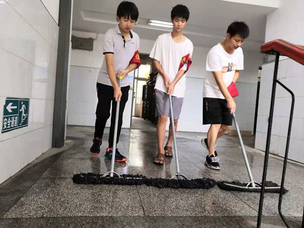 学生公寓管理中心全体师生以辛勤劳动迎接新学期