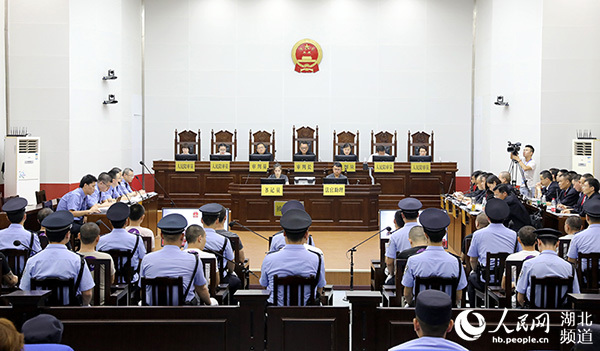 湖北监利：公开庭审涉黑案件19名被告人涉嫌7项罪名