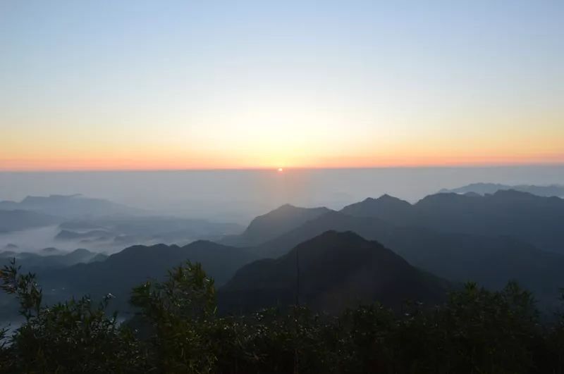 仙峰山日出▲仙峰山雪景仙峰山,因为前几天下了雨,坡陡路滑,也没能