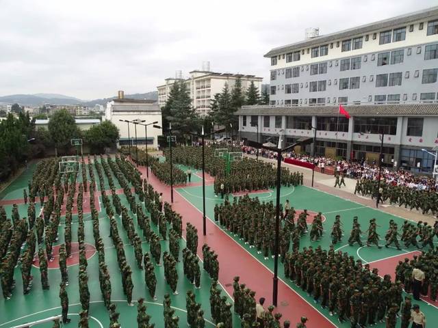 玉溪一中分校隆重举行军训汇演暨新生开学典礼