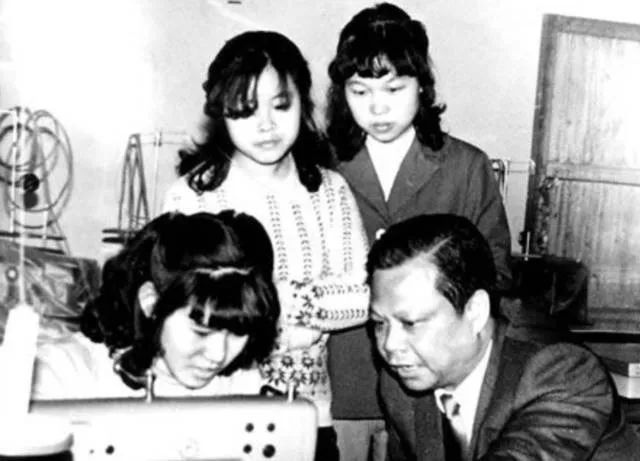 4 岁丧父 12 岁辍学,靠 6000 元起家,成中国“领带大王”,身家百亿