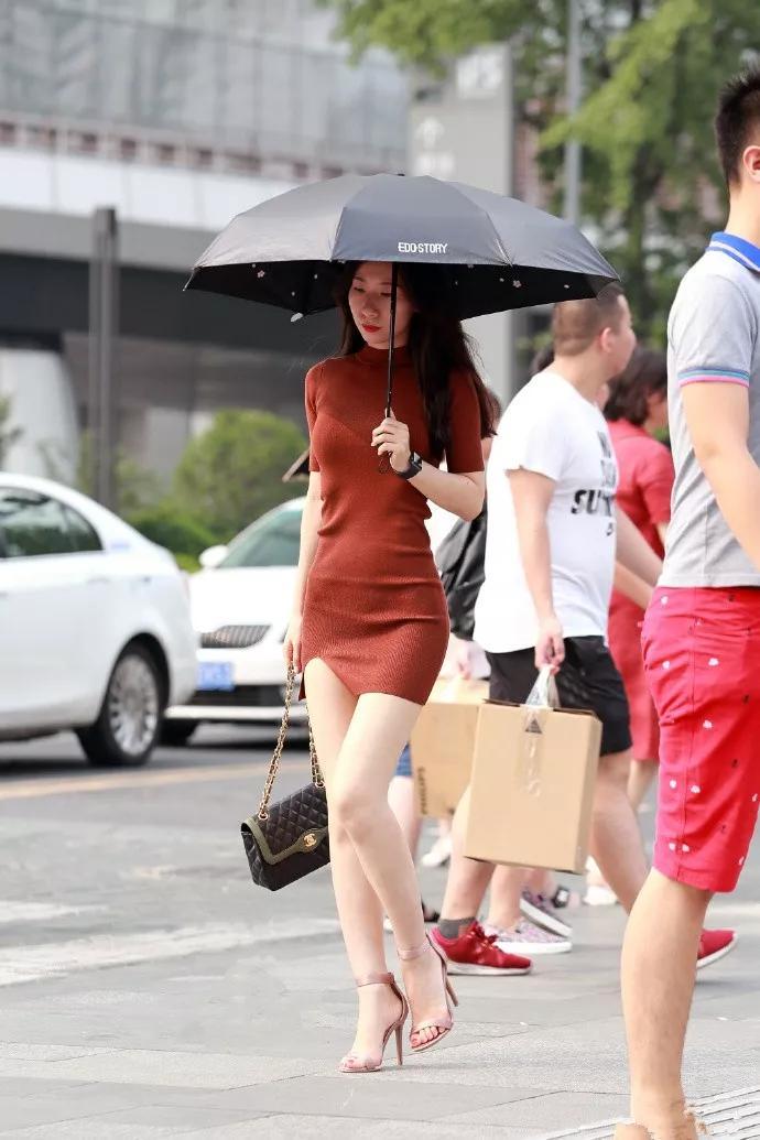 街拍美女:一双简约的高跟鞋,让女性变得时尚,瞬间提升