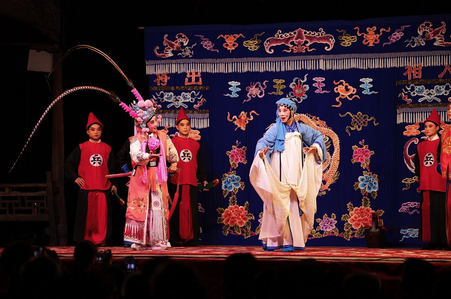 团青年演员们都带来了自己的代表著作,上海昆剧团的《嫁妹》《下山》