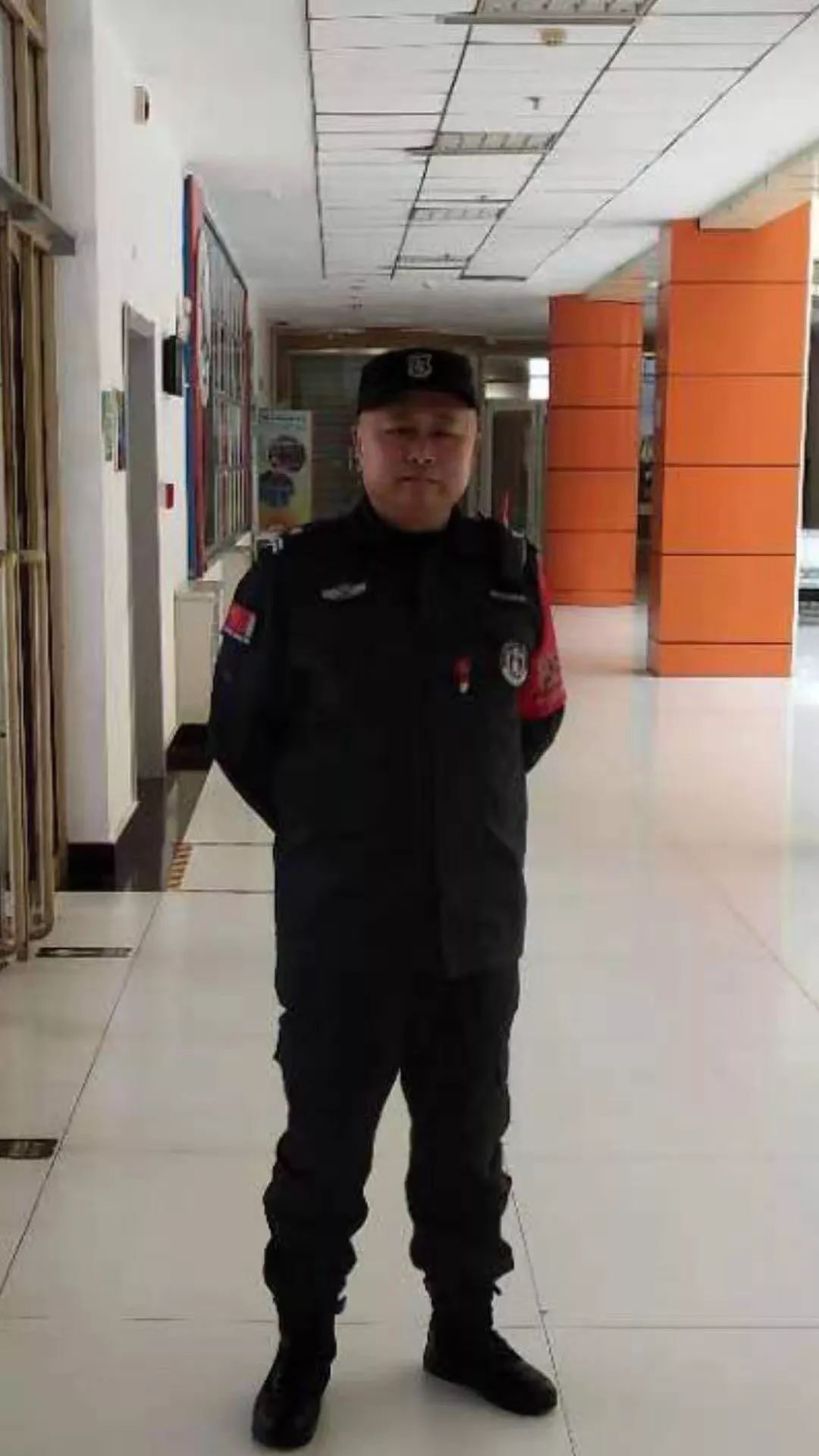 内蒙古55岁保安大叔弹钢琴视频走红,人生履历