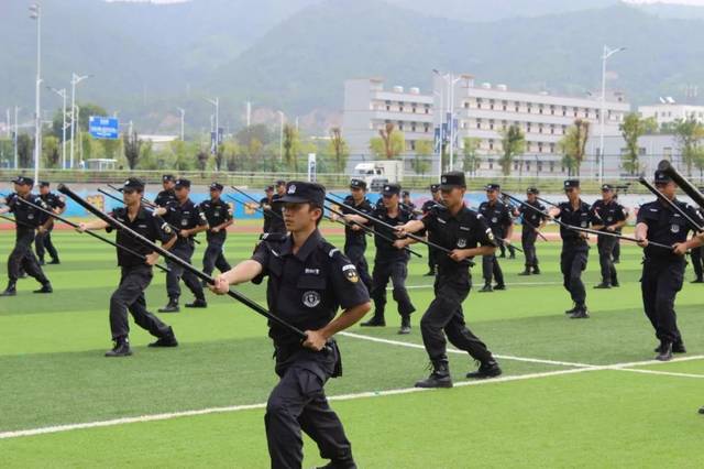 神马情况龙南定南全南特警齐出动龙南体育中心紧急集合