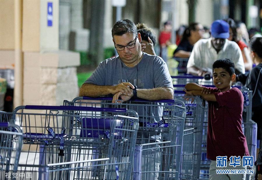 美国佛州居民“屯粮”应对飓风排长队等待超市开门