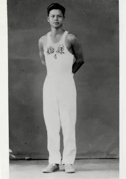 4 岁丧父 12 岁辍学,靠 6000 元起家,成中国“领带大王”,身家百亿