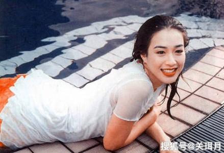 钟丽缇21岁的混血女儿晒照,网友称:没有妈妈美