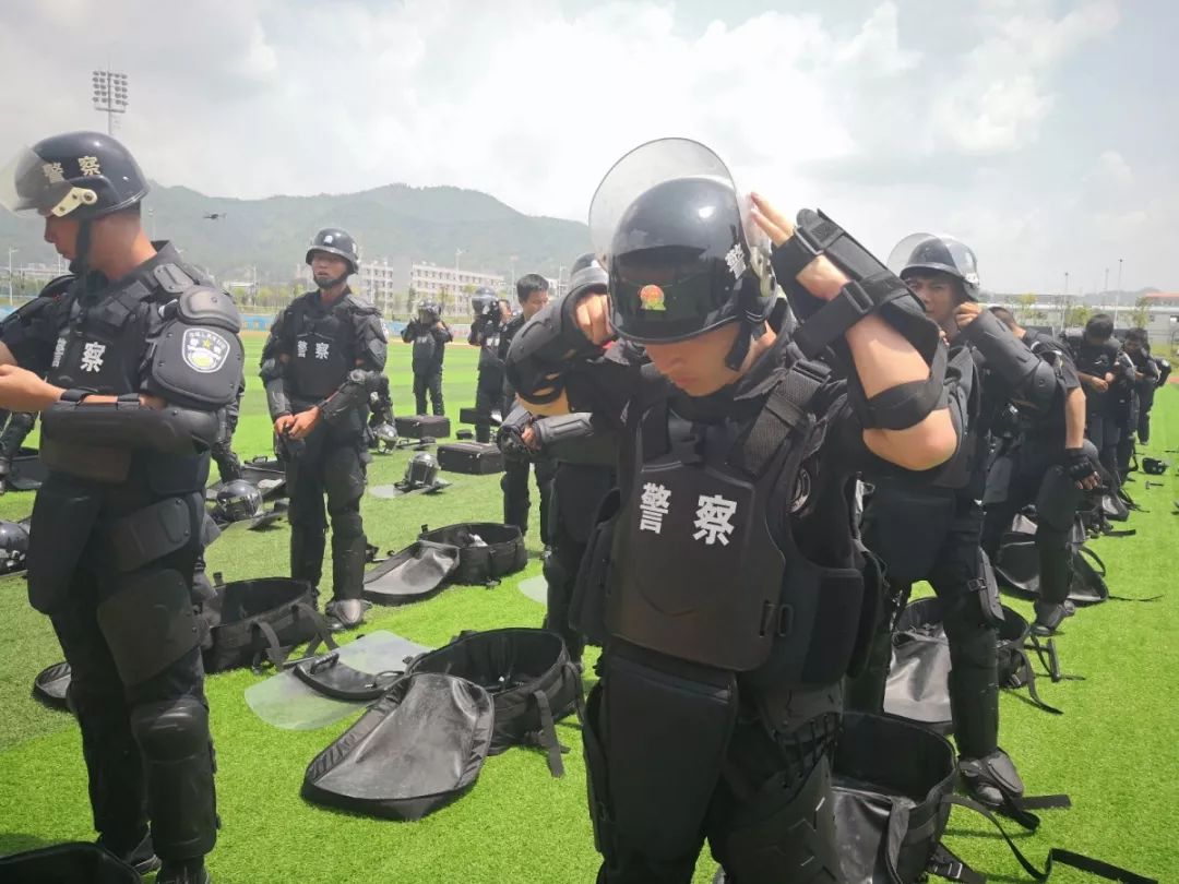 神马情况龙南定南全南特警齐出动龙南体育中心紧急集合