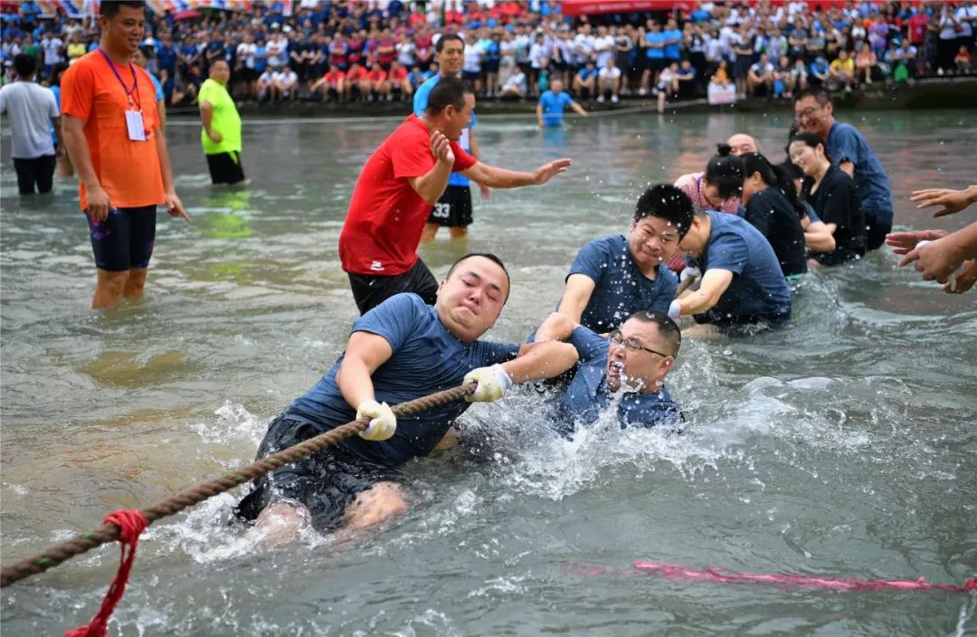 水上运动会 从水上游泳到水上拔河,水上排球,龙舟赛,水上皮划艇