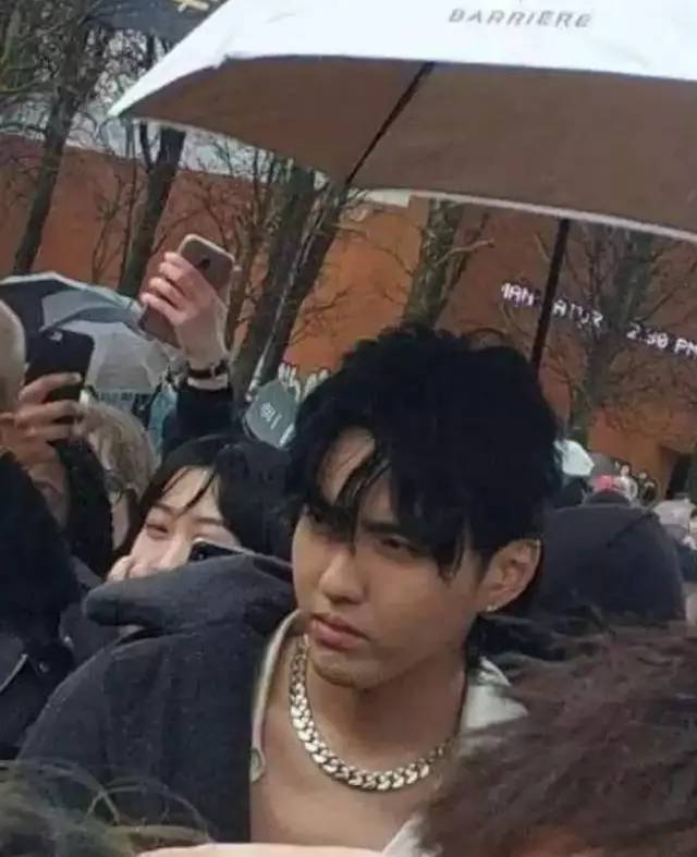 吴亦凡炮王坐实,可怎么和鹿晗一样脸肿油腻逐渐姨化?