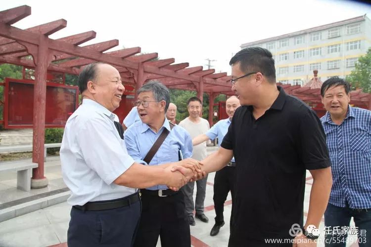 向李书记介绍中华任氏宗亲会会长任向梅先生此次调研参加座谈会的有