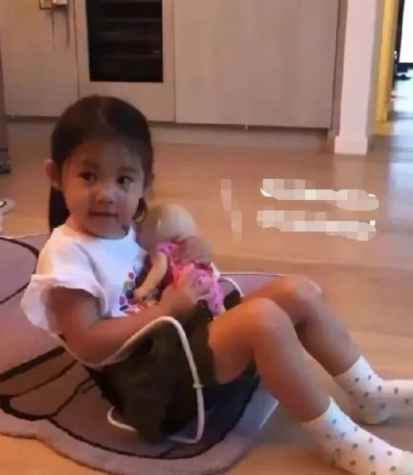 而前几日,女儿alaia也有新动态,照片上alaia抱着一个小baby,而抱小