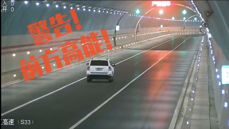 60秒视频!云南两小哥高速上飚摩托,被撞瞬间太