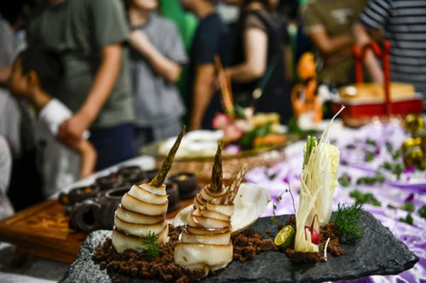 这是8月30日拍摄的南川当地厨师用金佛山方竹笋烹饪的特色美食.