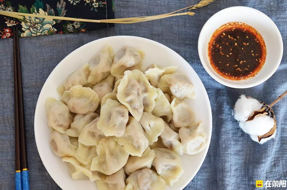 水饺是店内自己包的,牛肉大葱和韭菜鸡蛋两种馅.