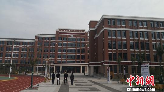 上海援建（西宁）果洛中学举行开学典礼
