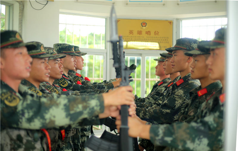 武警三亚支队退伍老兵告别哨位含泪卸衔