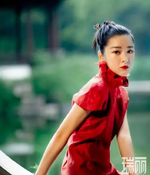 徐娇拍大片,撩刘海太显老,网友:像中年人