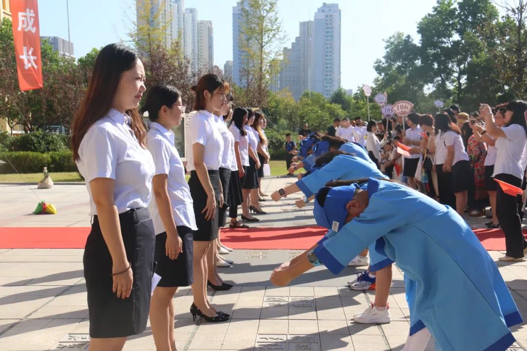 面向老师鞠躬:感谢老师的呵护之恩