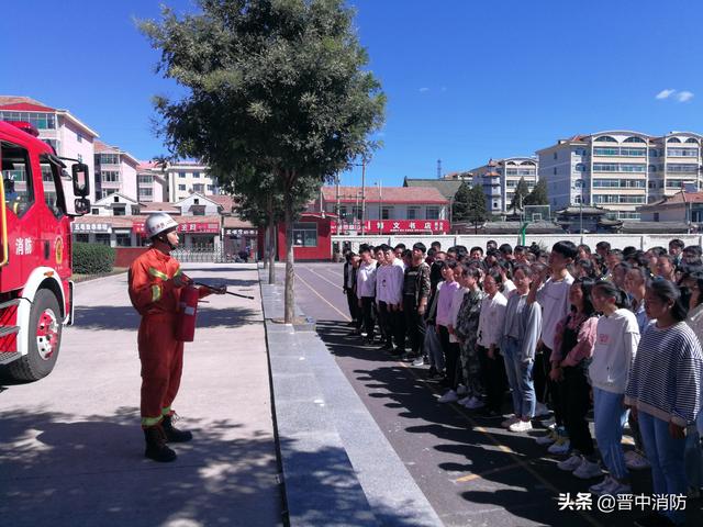 主题:校园消防安全知识受众:200余名学生地点:左权县第一中学主讲人