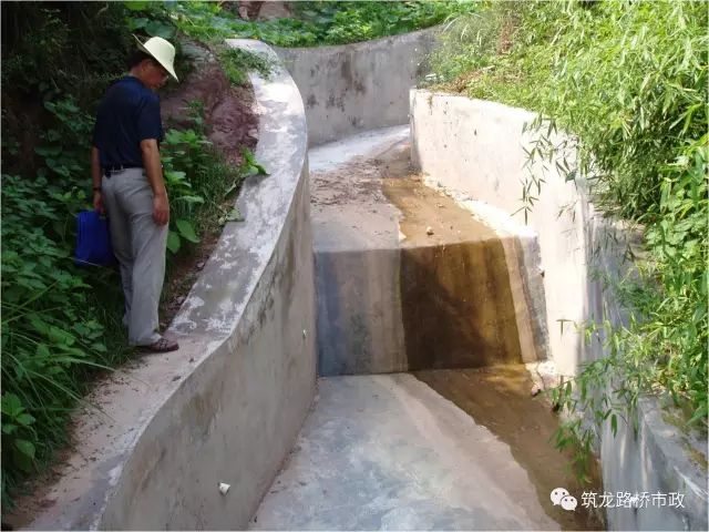 黄土坡滑坡排水沟跌水的台阶高度可根据地形地质条件决定,多级台阶